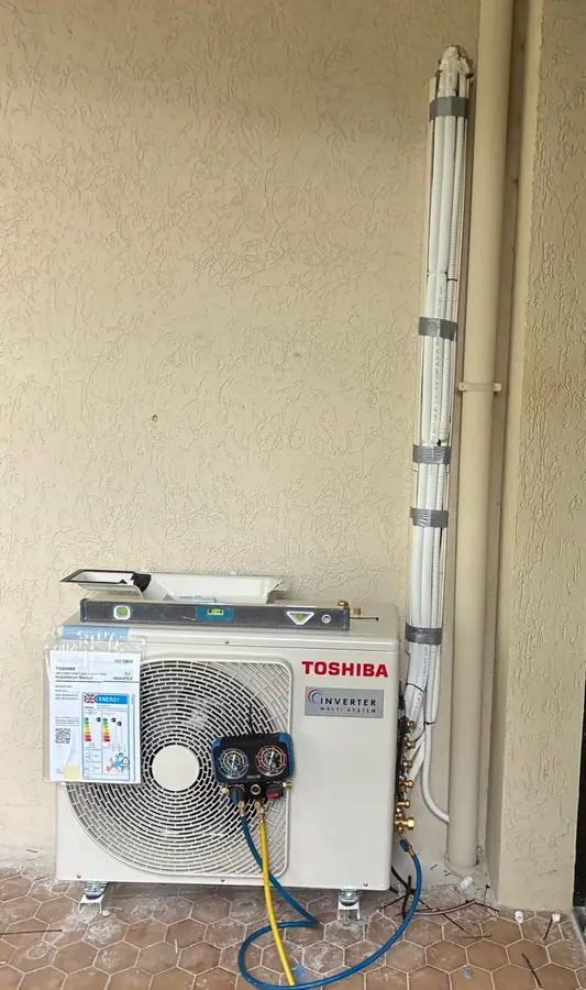 Mise en service d'un groupe extérieur de climatisation multi-split Toshiba posé au sol d'un balcon couvert par Clim Confort