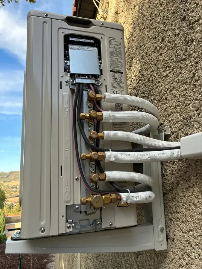 Raccordement des liaisons frigorifiques d'un groupe extérieur multi-split Toshiba par Clim Confort
