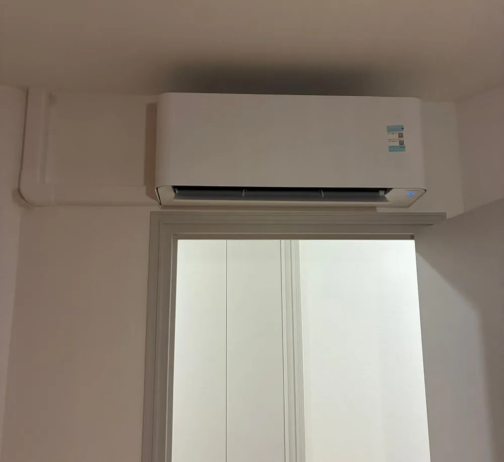 Unité intérieure de climatisation réversible posée en appartement avec liaisons sous goulotte